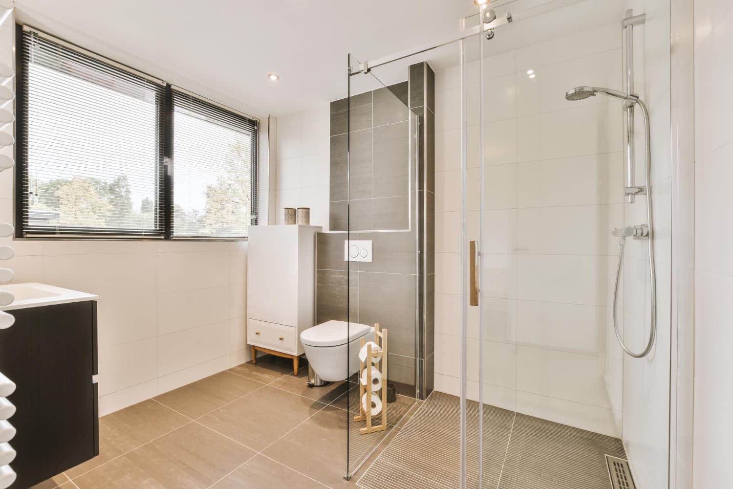 trucos para limpiar bien la mampara de la ducha